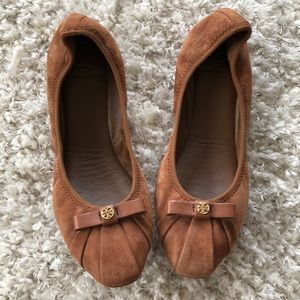 TORY BURCH FLATS- brown